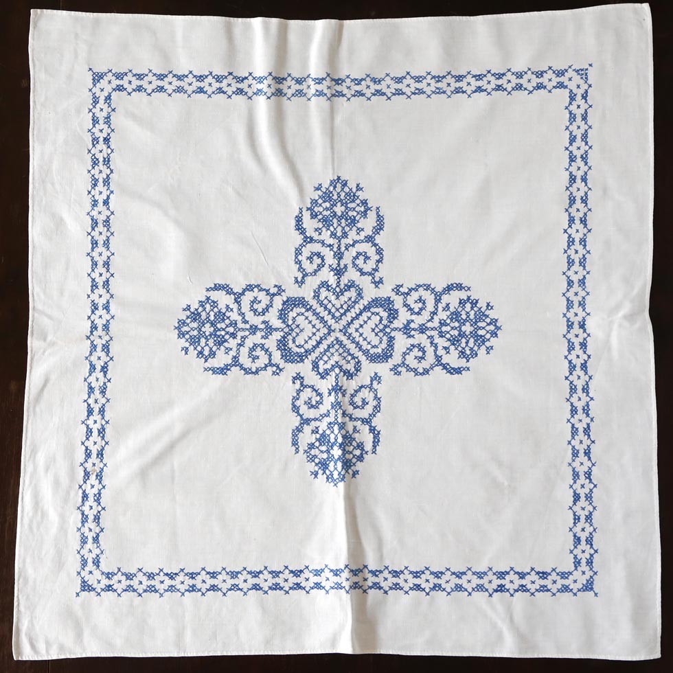 アンティーク・チェコ雑貨のお店 bábovka - クロスステッチのテーブル