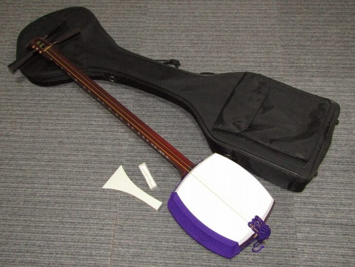 津軽三味線 太棹 丸打胴 延棹 撥ソフトケース付き ｜骨董品買取・和