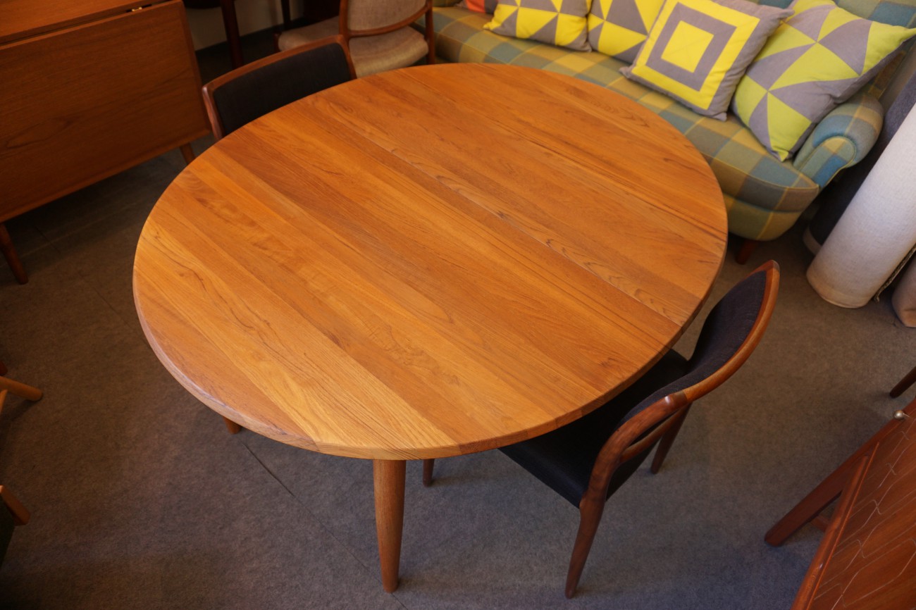 無垢チーク材 ビンテージ エクステンションダイニングテーブルを店舗に