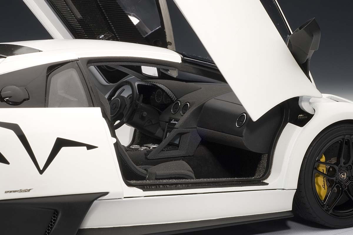 AUTOart 1:18 Scale Lamborghini Murcielago LP670-4 SV, Bianco