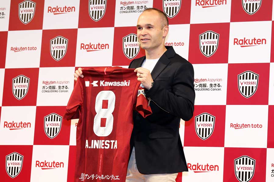 イニエスタの背番号はどうなる!? 愛用の「8番」で撮影も立ちはだかる