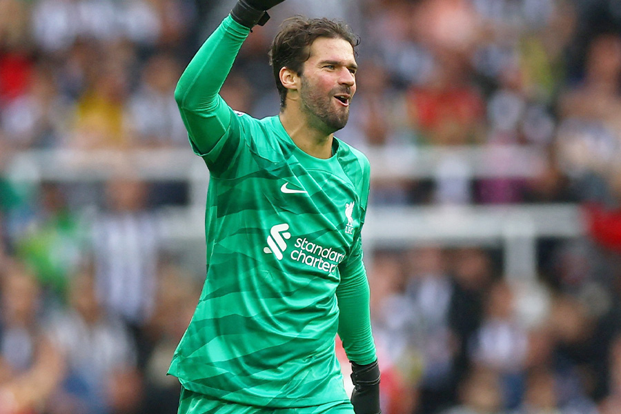 信じられない」 リバプールGKアリソンの驚異的セーブ反響、至近距離