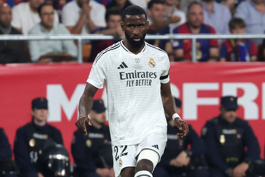 レアルDFが審判に