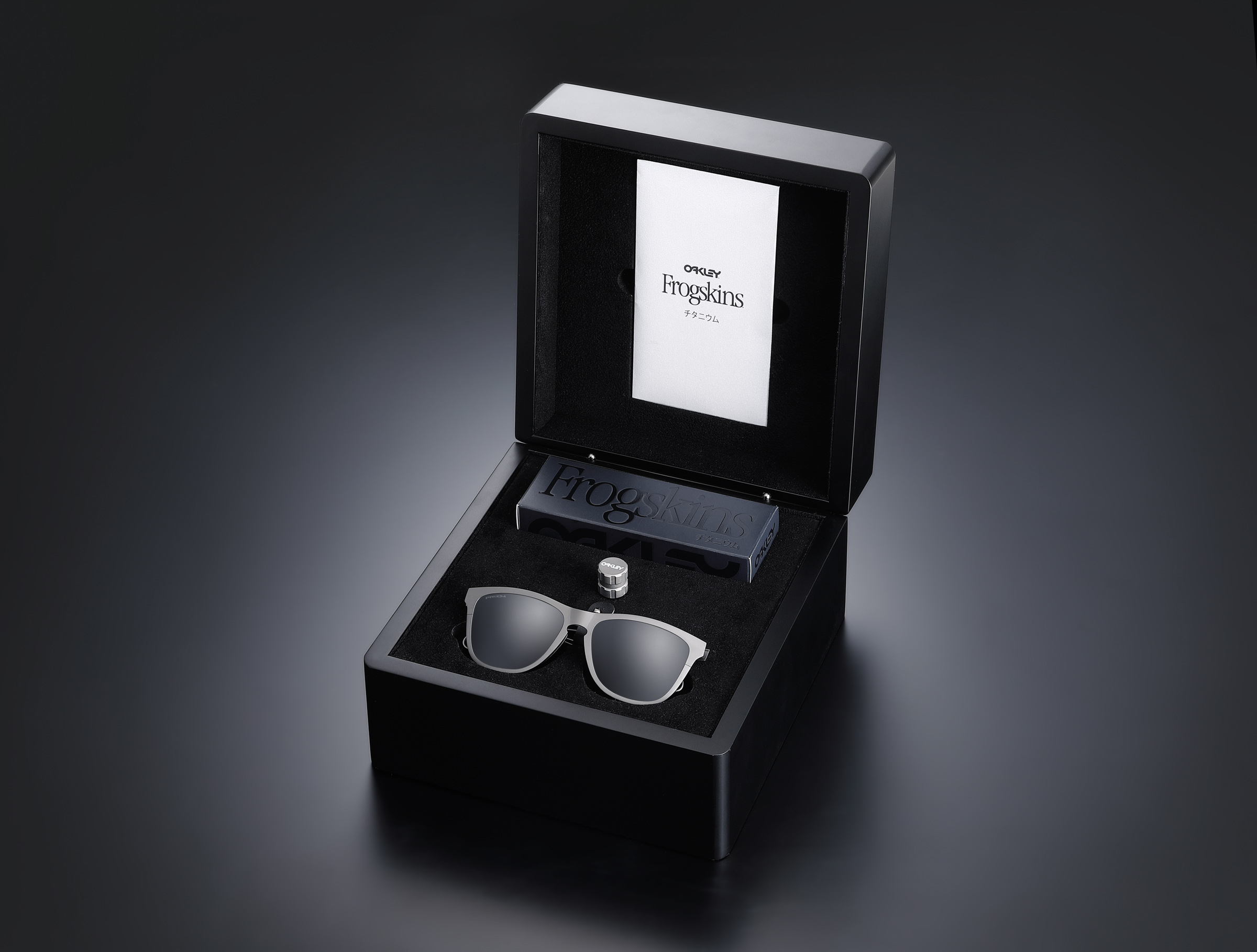 オークリーがチタン製アイウェア「フロッグスキン」を発売 限定5本の