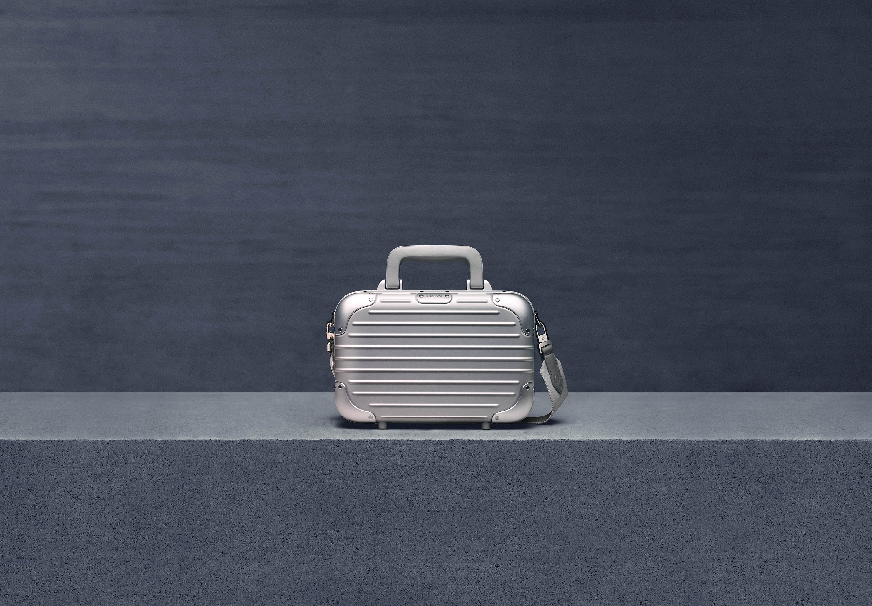 リモワ」の定番スーツケースのデザインを踏襲した「Original Bag」が登場