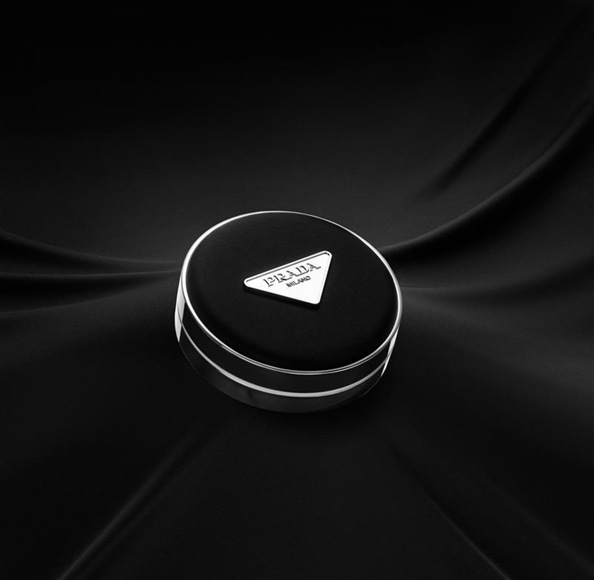 プラダ ビューティ」のクッションファンデが誕生 パッケージにRe-Nylon