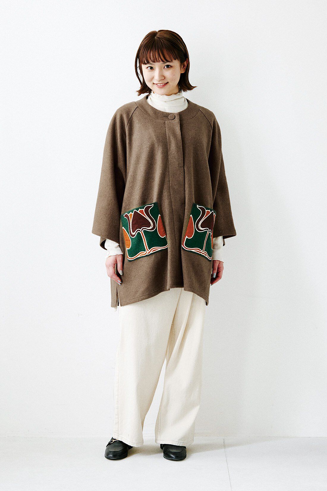 世界のタイル博物館』マジョリカタイルをアップリケにしたポンチョ