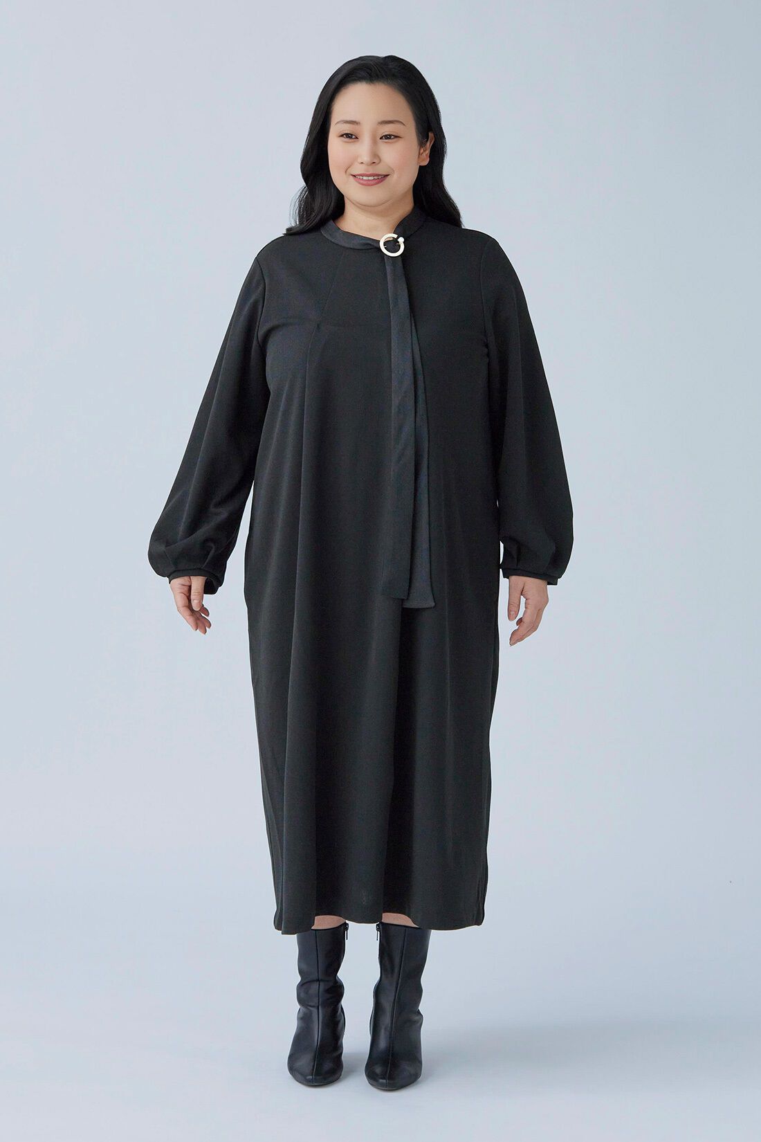 リブ イン コンフォート ブローチ付きで華やぐ ぐい伸びカットジョー