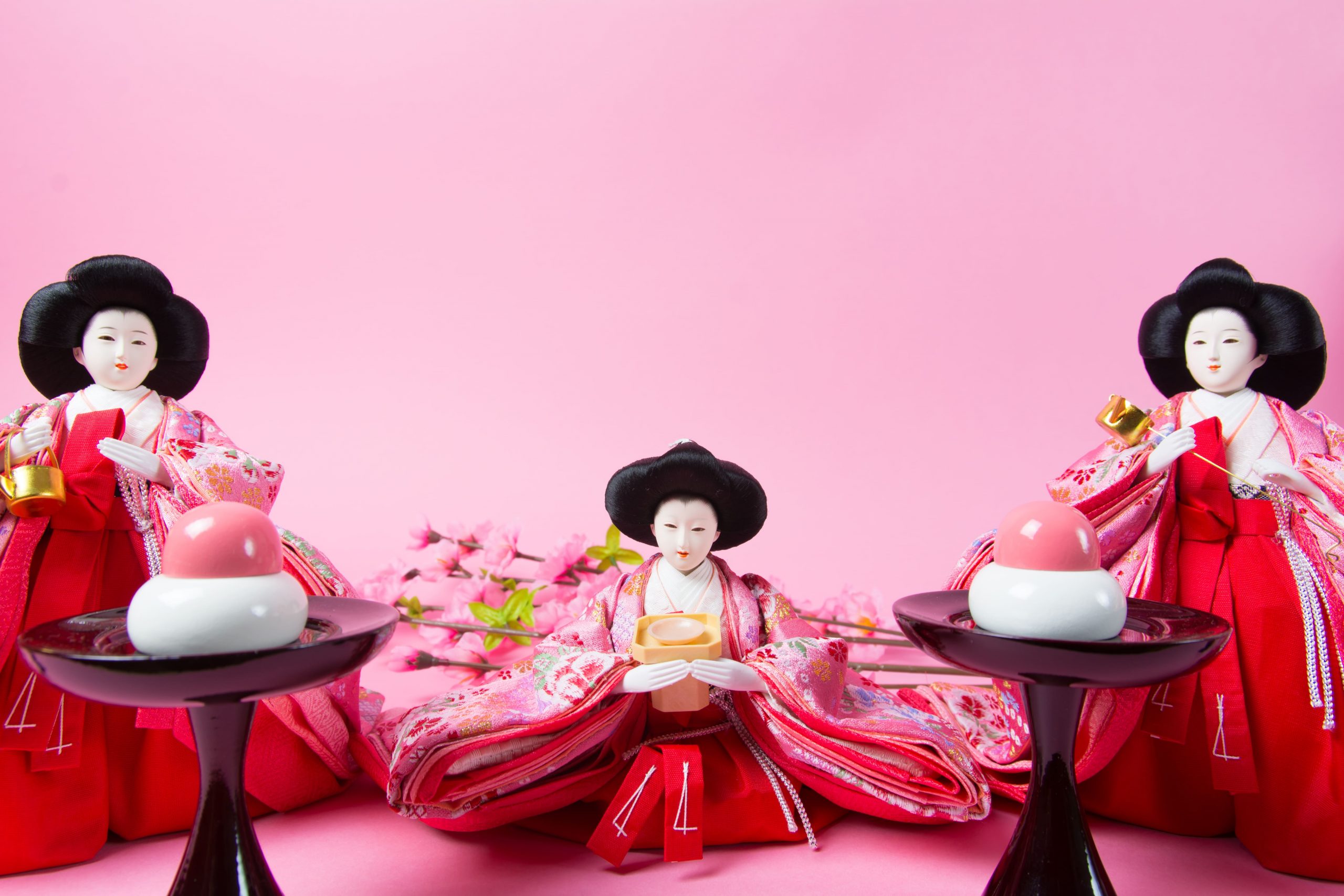 ひな壇二段目の「三人官女」とは？意味や役割、並び順を解説 | 株式