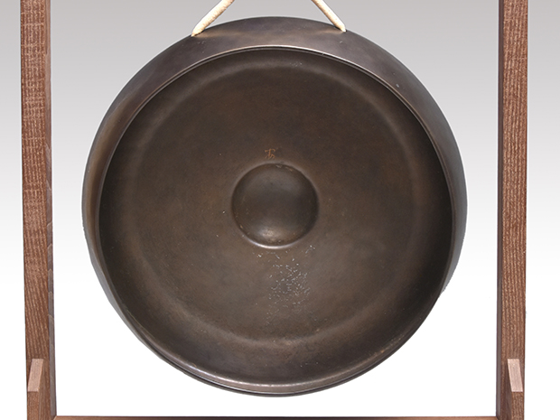 初代 魚住為楽 砂張銅鑼 鉦 1尺2寸 三代 魚住為楽箱書 バイ 桑銅鑼枠