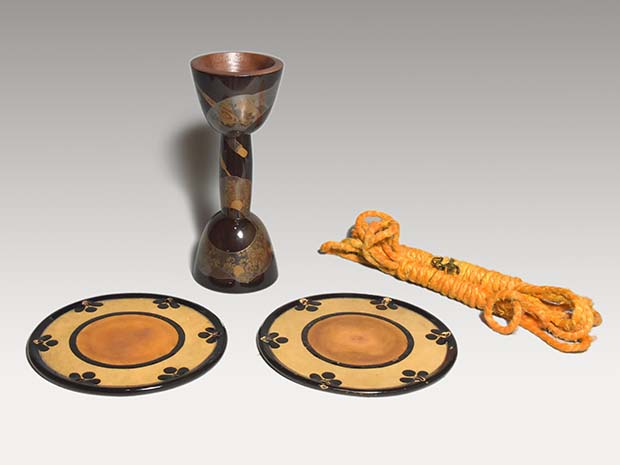 小鼓胴 皮セット 調布蒔絵（菊唐草・竜田川反物に砧図） | 古美術ささき