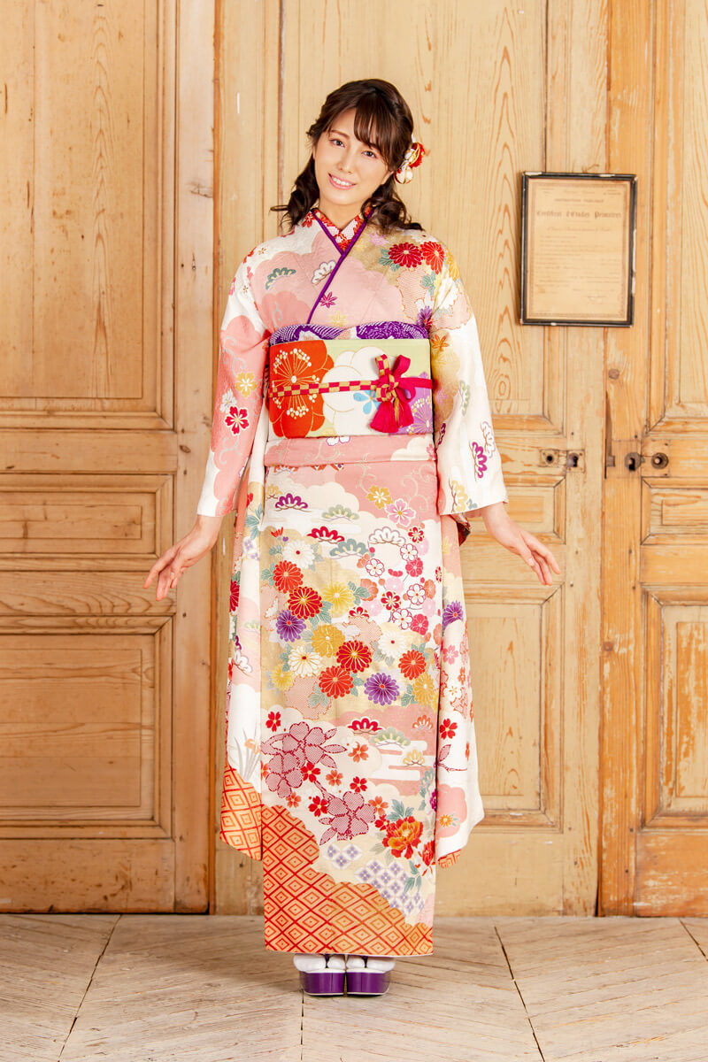 きめ細やかな金駒刺繍を施し美しい色彩が格の高さを感じさせる本格志向