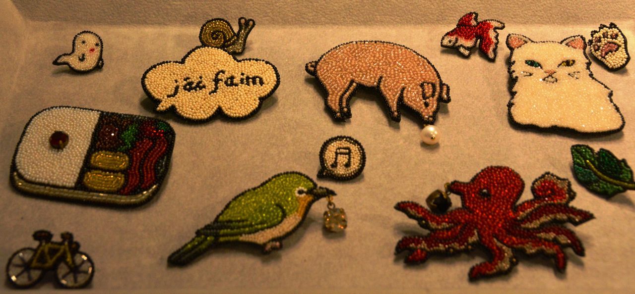 30年代ビーズで“新世界”ブローチ 刺しゅう作家・小林モー子さん