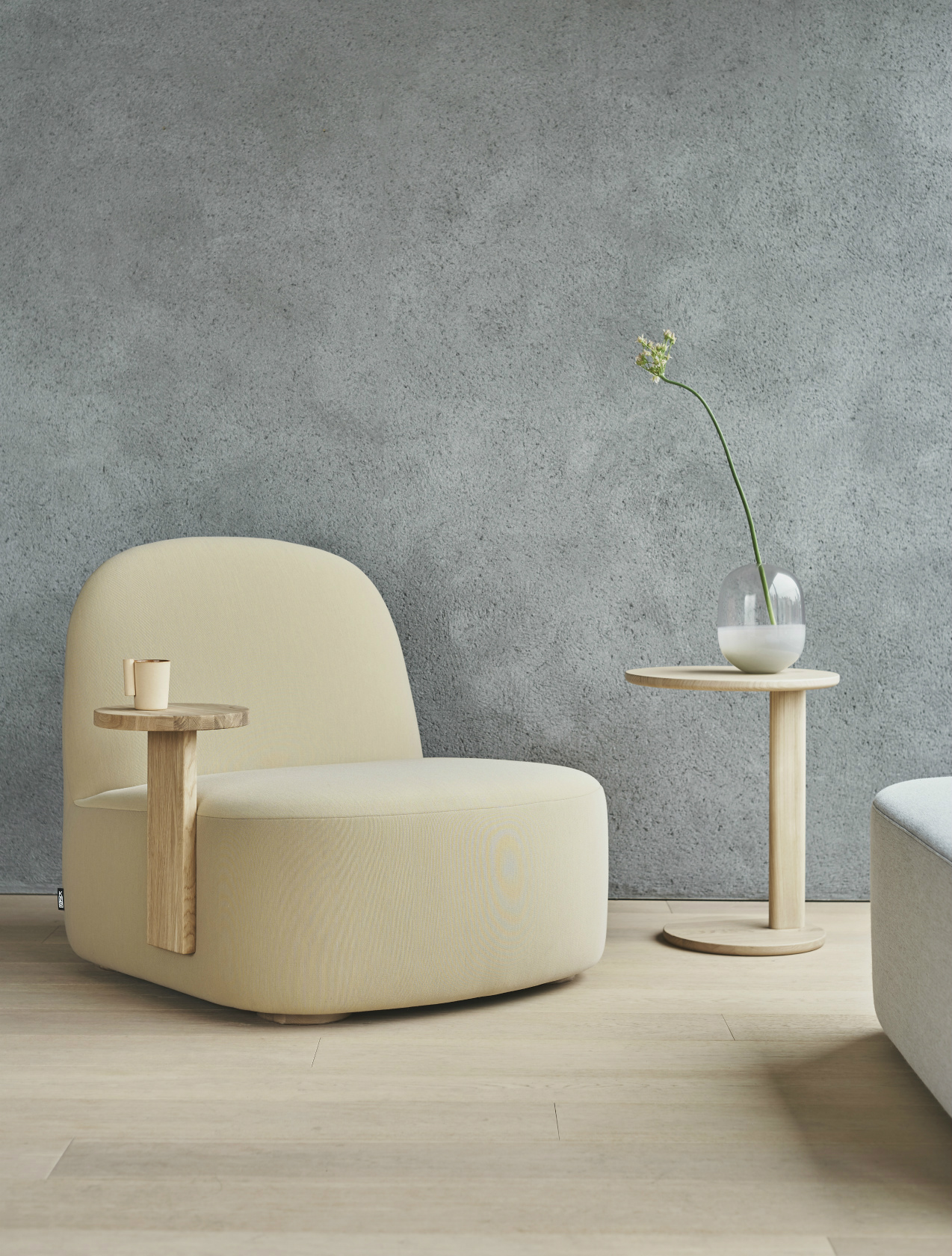 Polar Lounge Chair L with Side Table Right ‒ KARIMOKU NEW STANDARD