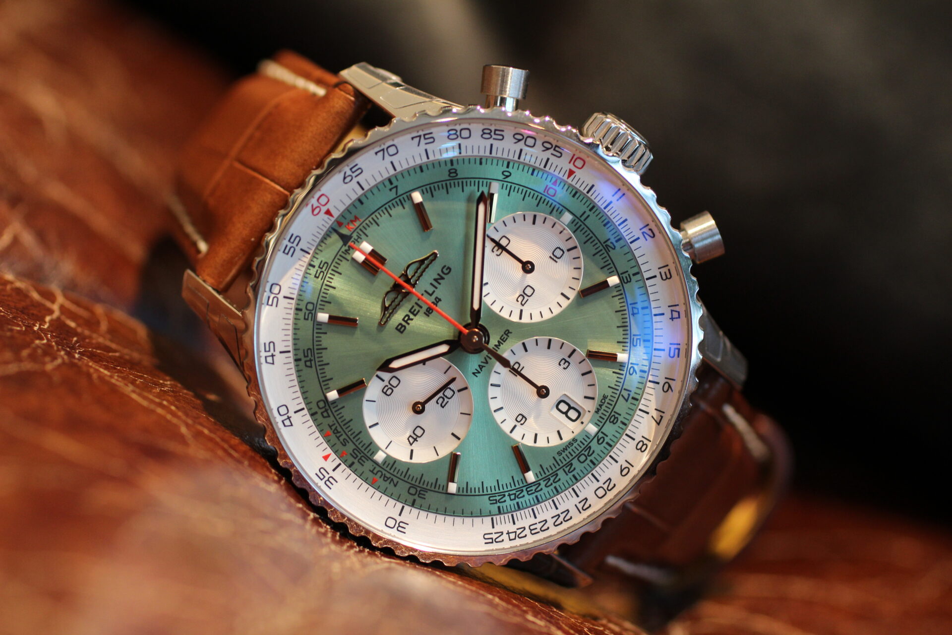 ブライトリング】明るいミントグリーンが目を惹く ナビタイマー B01