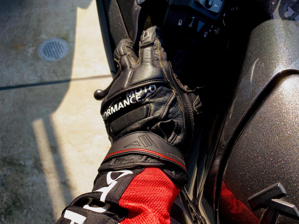 レーシングクオリティの夏グローブAIR GPS GROVES | KUSHITANI LOGS