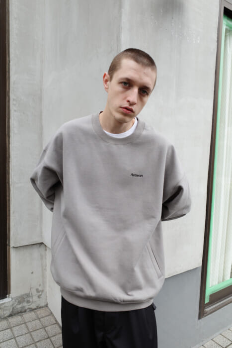 寡黙なブランド、アントワート。その温順なハーフジップニット