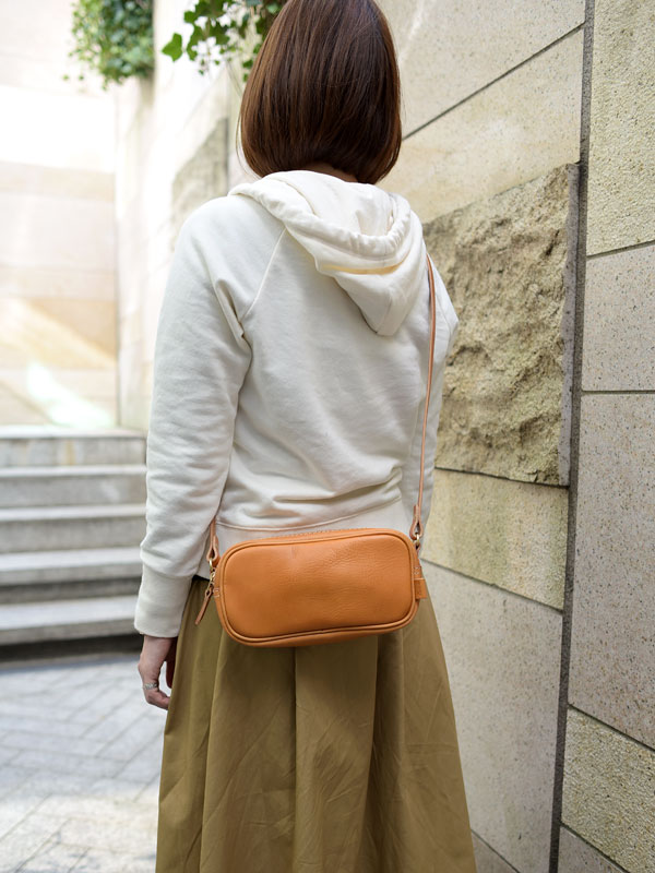 ふっくらフォルムが可愛いレディースショルダーポシェット / 革鞄の