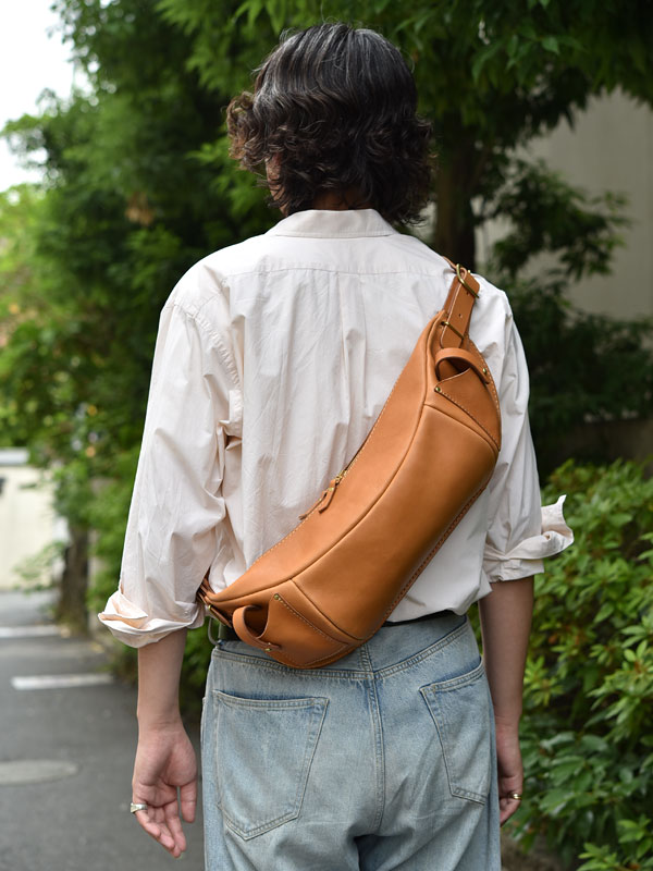 身体に沿う作りと立体的で大容量のボディバッグ / 革鞄のHERZ(ヘルツ