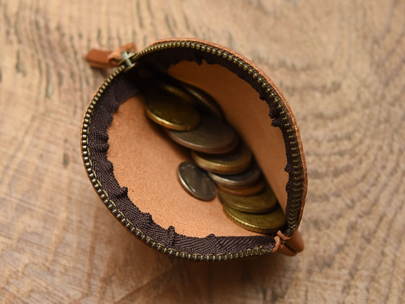 小物を可愛く仕舞える丸いラウンドファスナーポーチ / 革鞄のHERZ