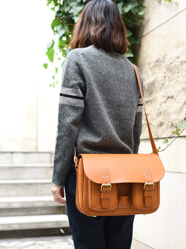 クラシックなペン差し付きデザインの本革ショルダーバッグ / 革鞄の