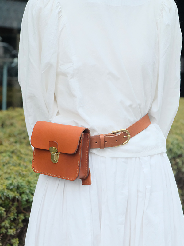 創業初期から作り続けている厚革のシンプルベルトポーチ / 革鞄のHERZ