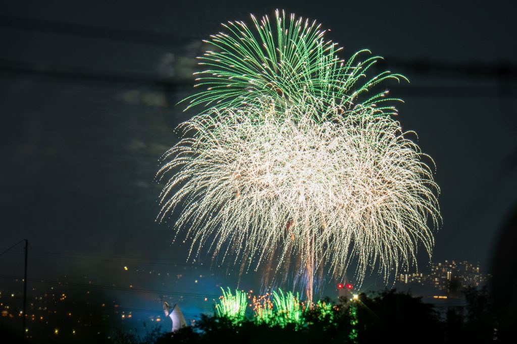 いま枚方から万博公園の花火みえてる - 枚方つーしん