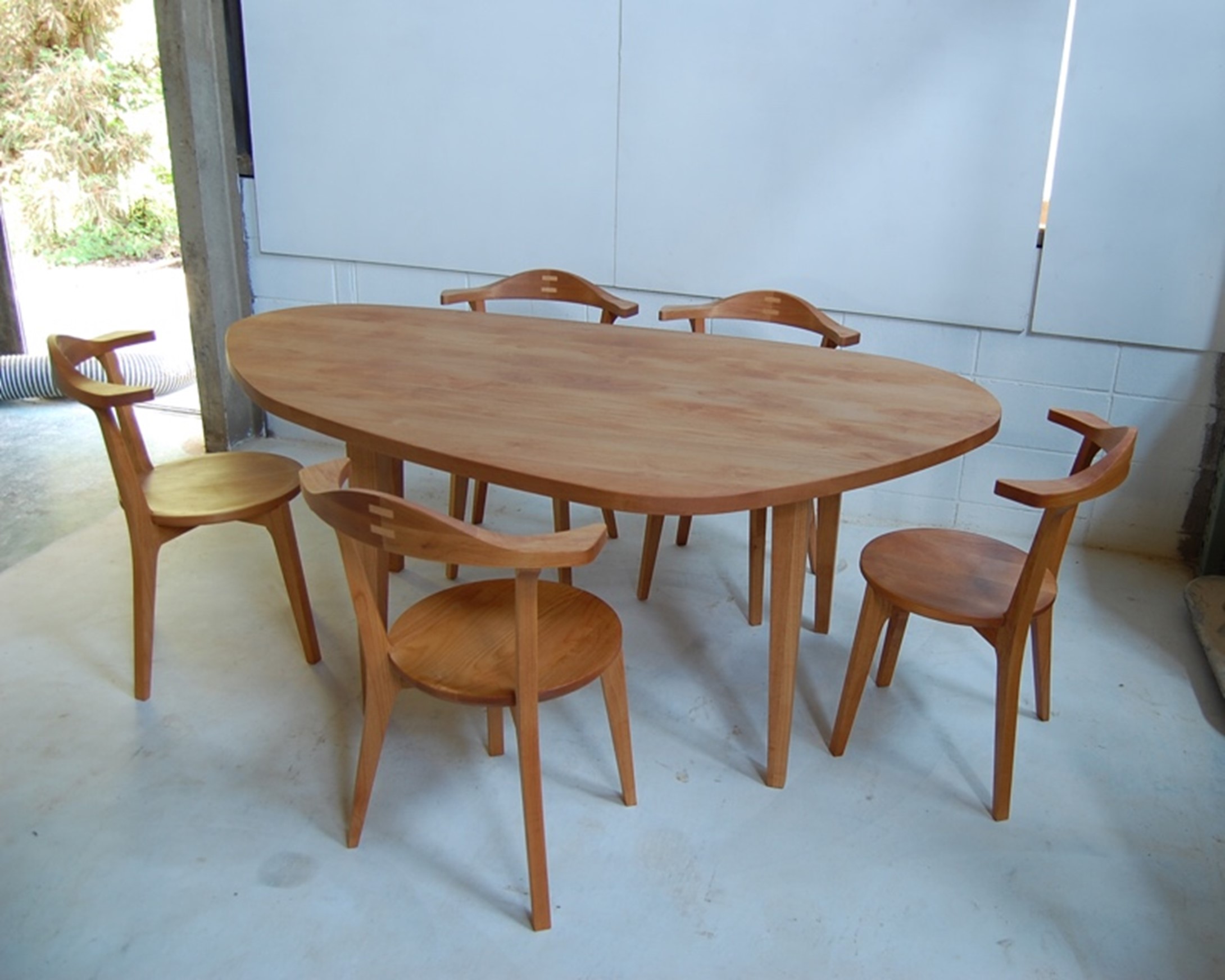 丸と四角のいいとこ取り！変形ダイニングテーブル｜ikususu FURNITURE