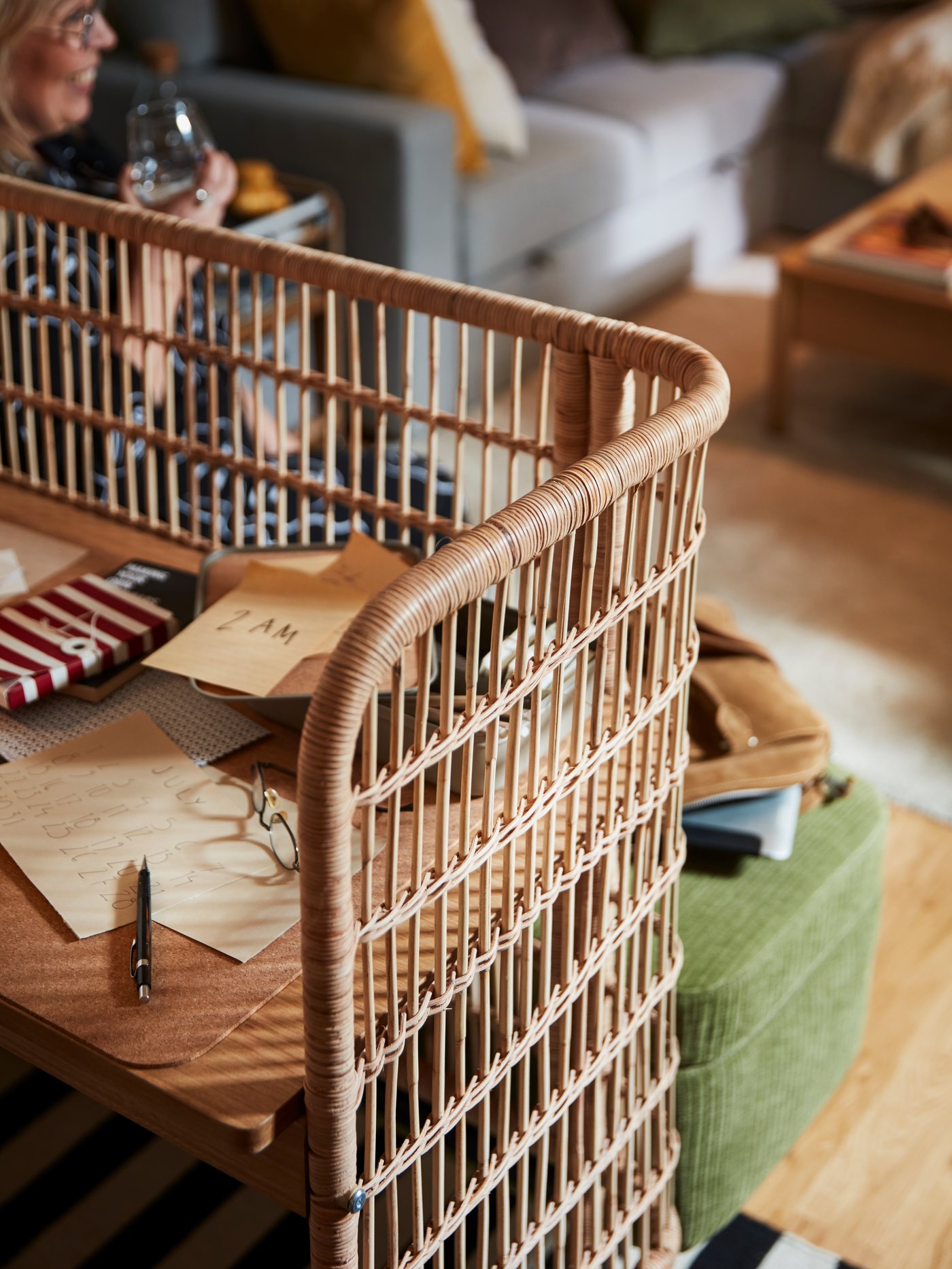 リビングルームと美しく調和したデスクスペース - IKEA