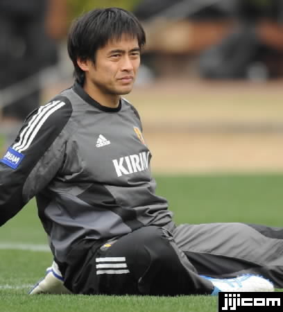 サッカー日本代表候補の合宿でストレッチする…：サッカー 岡田ジャパン