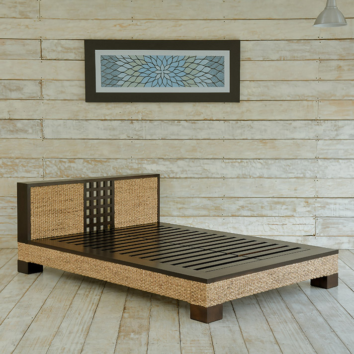 ダブルサイズベッド。ウォーターヒヤシンスが絶妙なリゾート感を演出