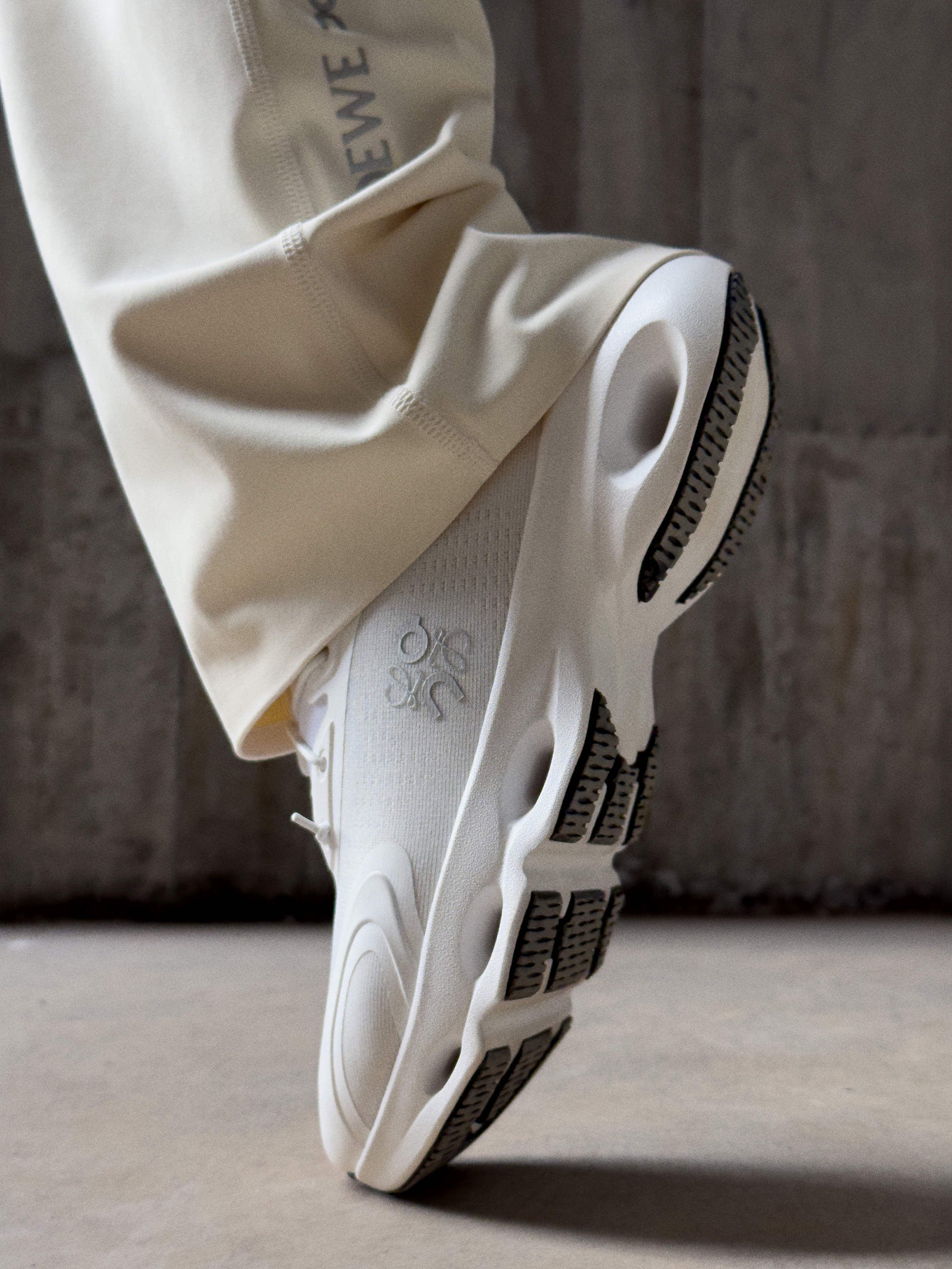 ロエベ x オン 最新コラボレーション 2025 - LOEWE - LOEWE