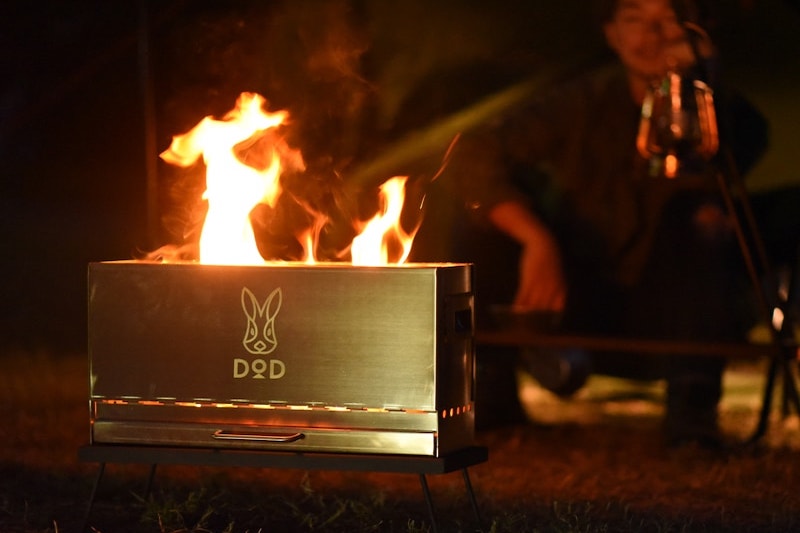 DOD】二次燃焼の炎を楽しむ。高い燃焼効率を誇る焚き火台「めちゃもえ