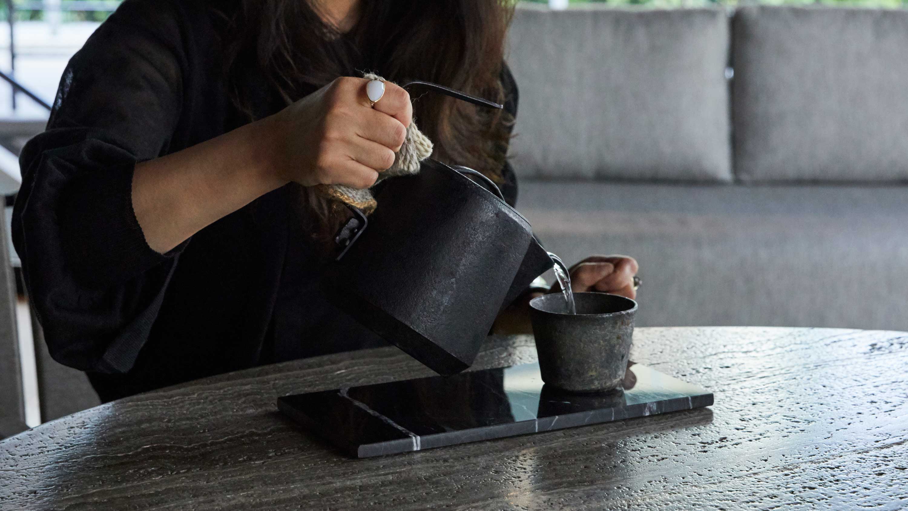 One's MOTIF 岩﨑牧子さん 虎山工房 鉄瓶 UD-8 | LIVING MOTIF｜家具