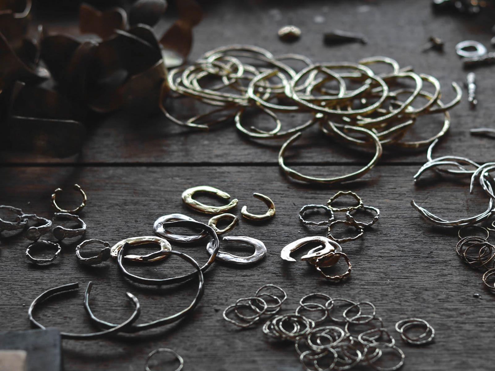 suzukiyuki 無骨さと繊細さが共存する、金属の作品 | Lino e Lina