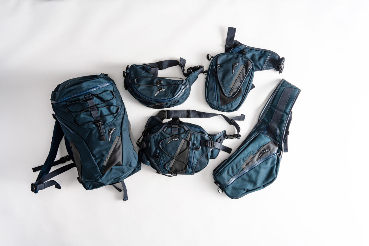 シックなのに存在感抜群！クシタニのツーリングバッグから限定カラー