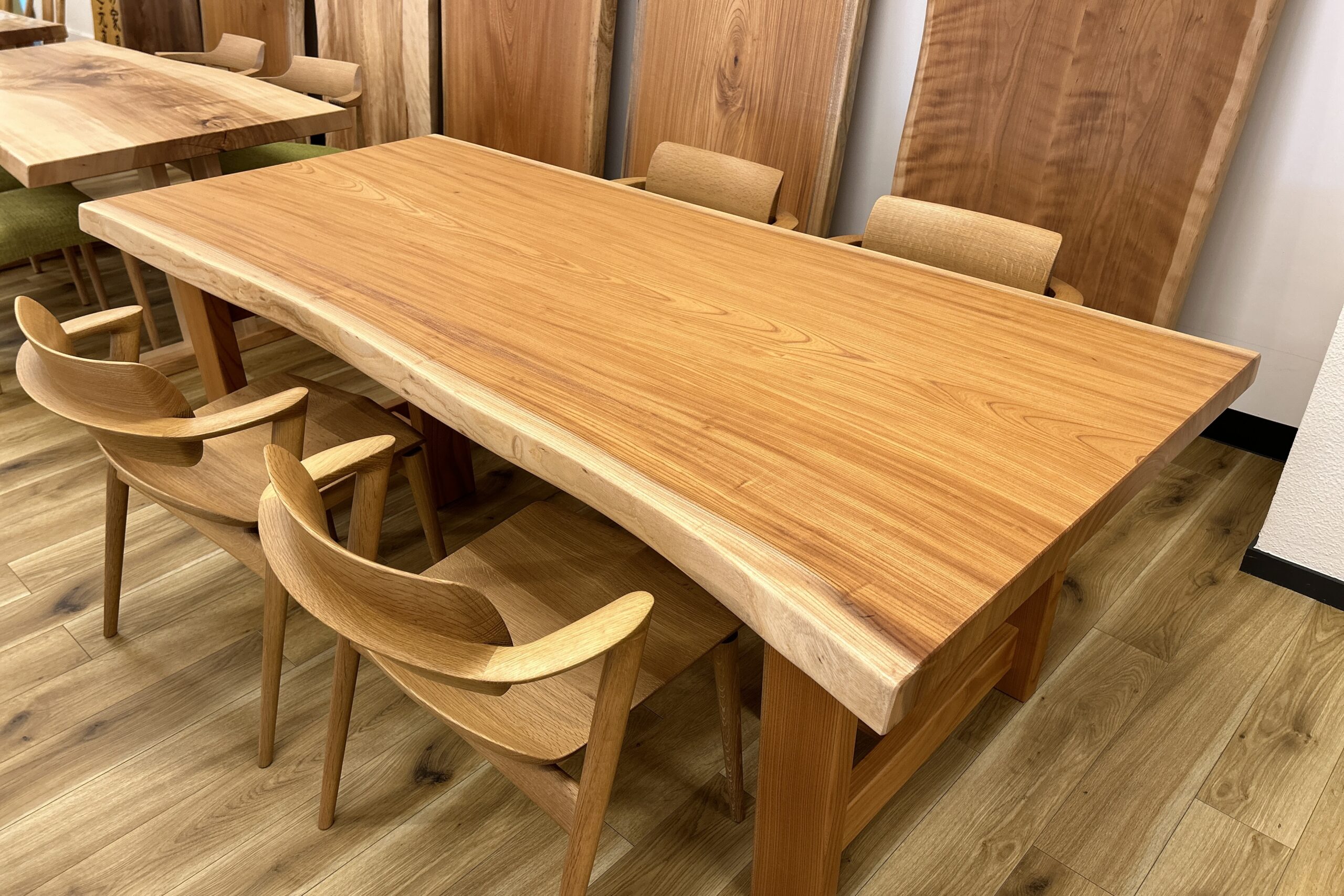 欅（ケヤキ）一枚板テーブル（国産/兼用脚付） – 木匠舘マイドゥ｜飛騨