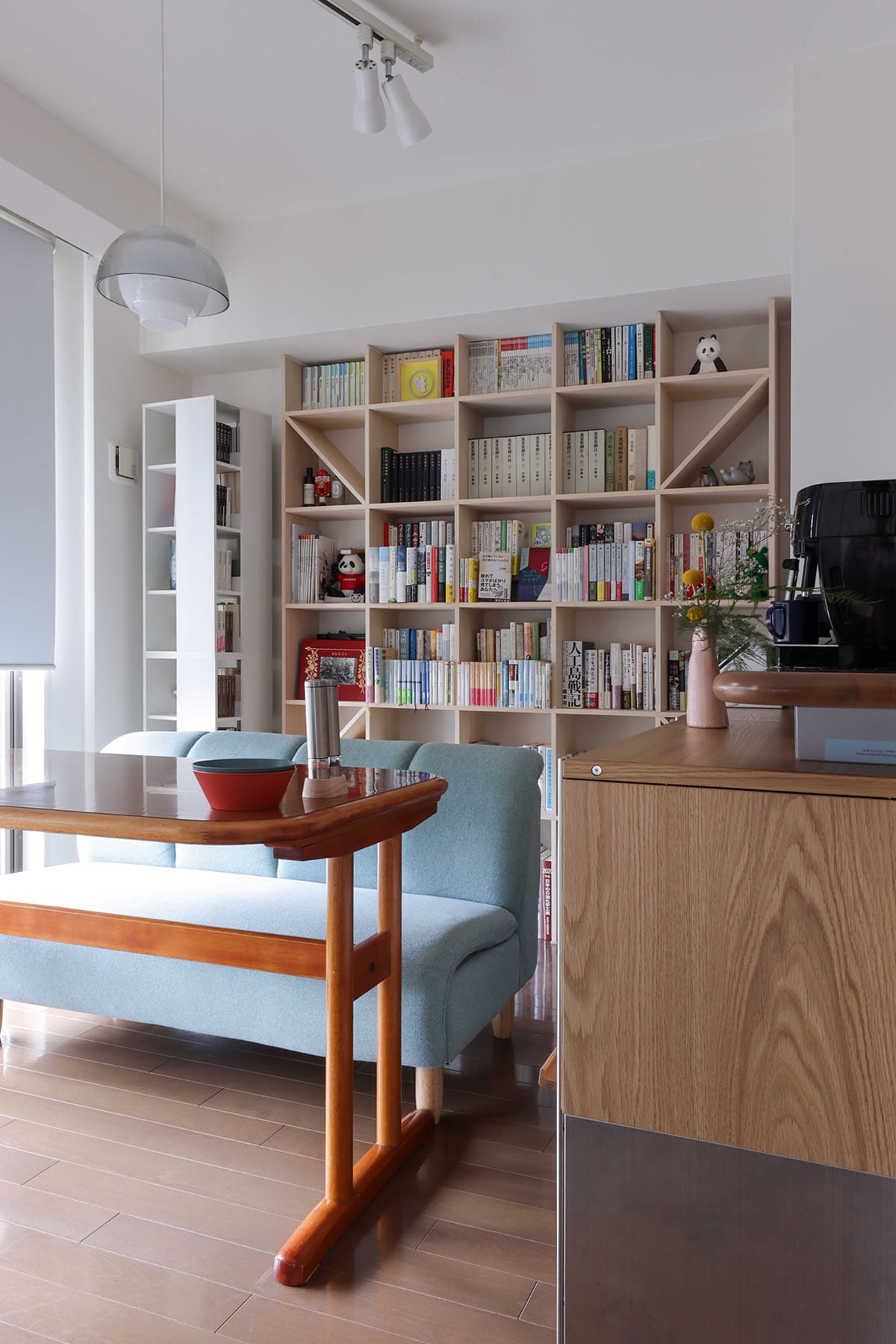 三宅香帆さんの本棚 本棚の上手な使い方 – Shelf 壁一面の本棚 奥行