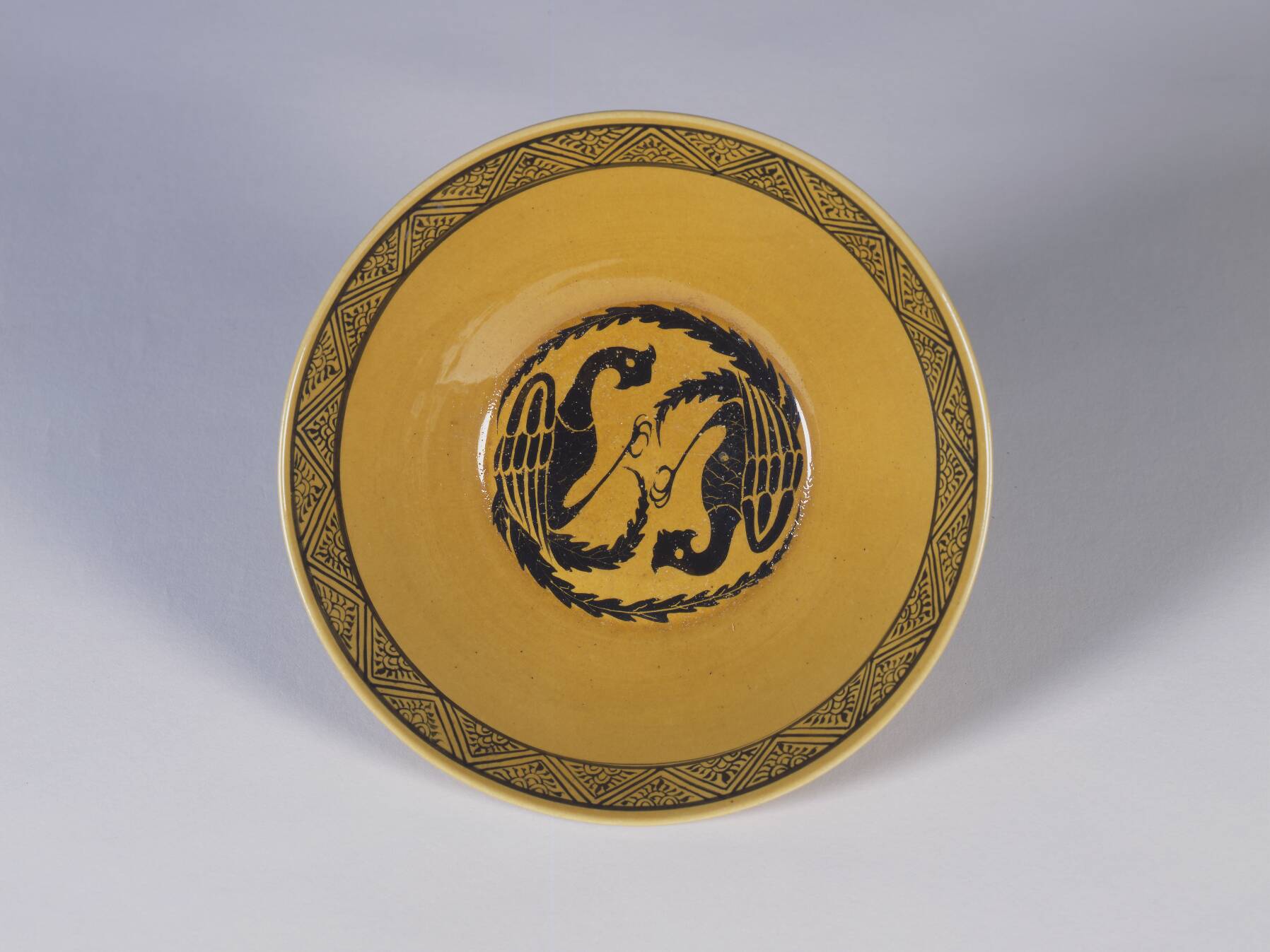 黄釉鉄絵鳳凰魚藻文鉢 – 兵庫陶芸美術館 収蔵品データベース