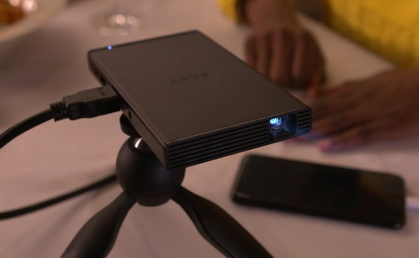 ソニー、ポケットに収まるサイズのミニプロジェクター「MP-CD1」発表