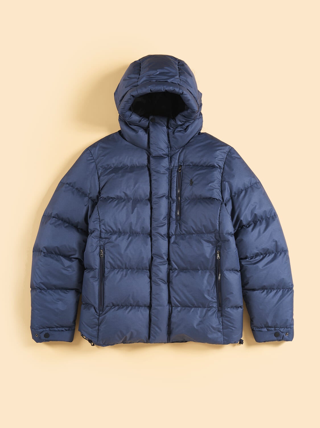 ポロ ラルフ ローレン」で今買うべきは“大人ネイビーの最強ダウン”。超