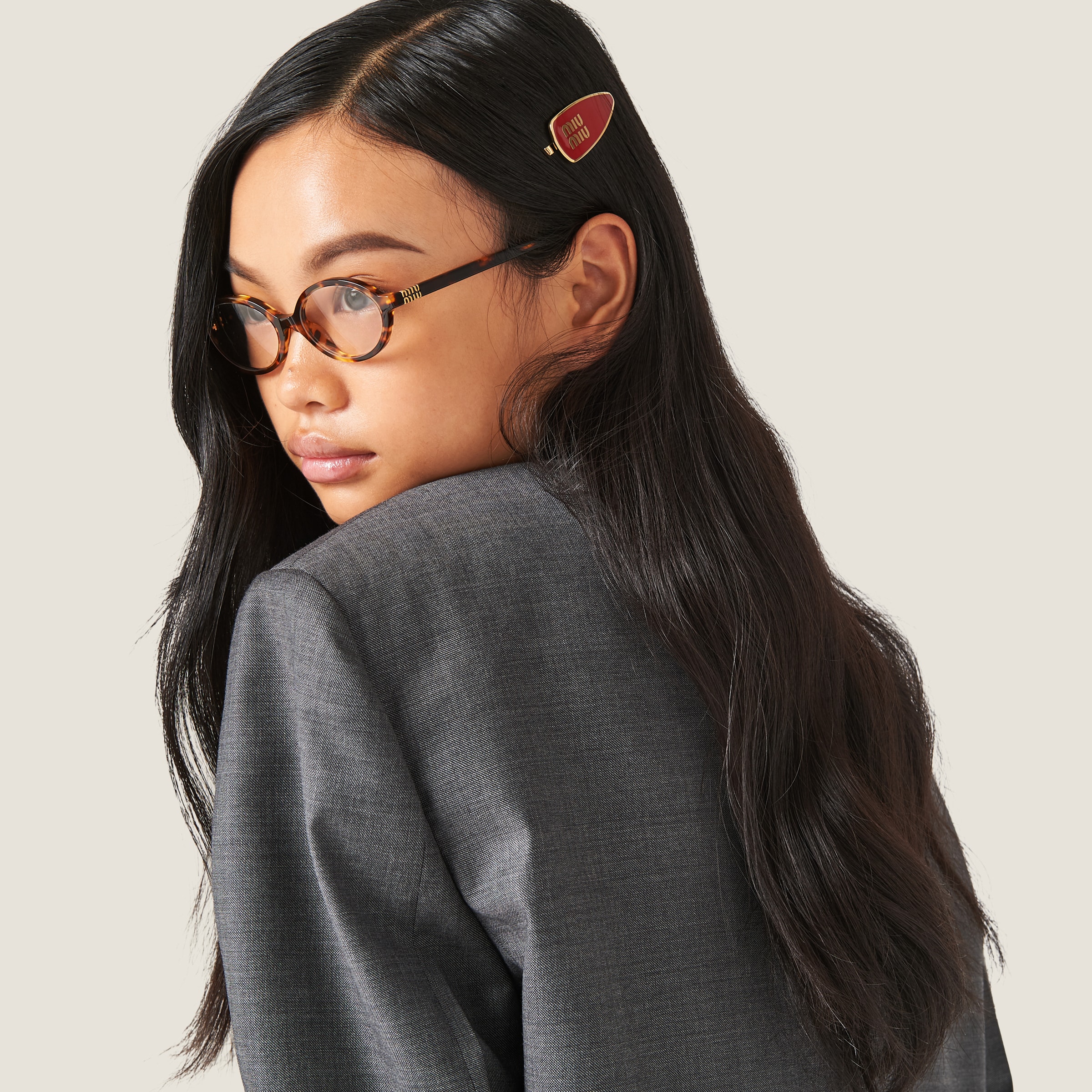 レッド エナメルメタル ヘアクリップ | Miu Miu