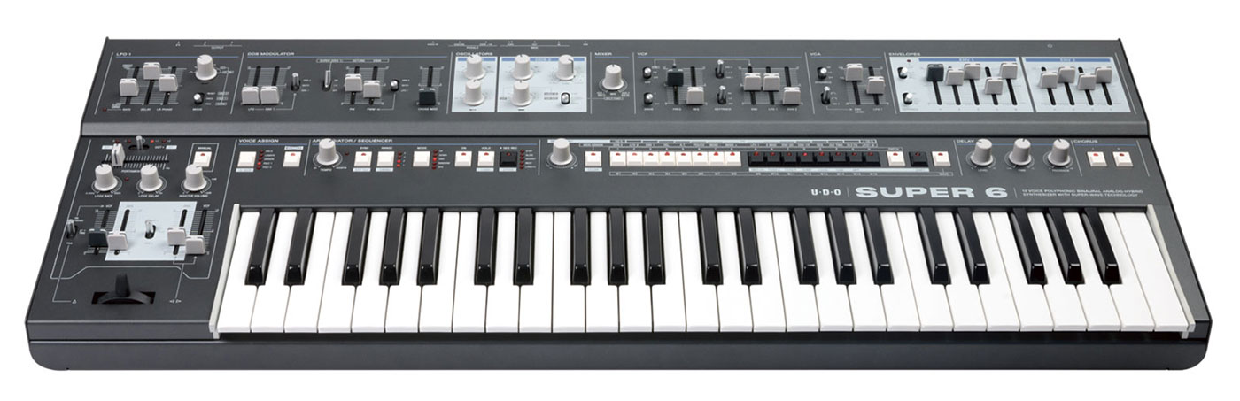 UDO AUDIOが12ボイス・アナログハイブリッド・シンセサイザーSUPER 6を