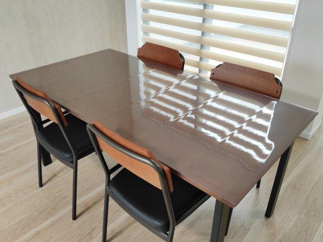 ウニコ【HOXTON】テーブルやキッチンカウンターなどに合わせて透明