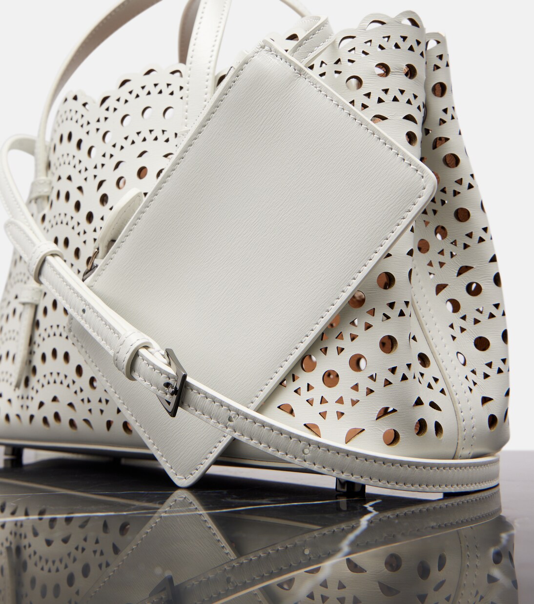 Mina 25 Vienne Wave Small leather tote bag in white - Alaia