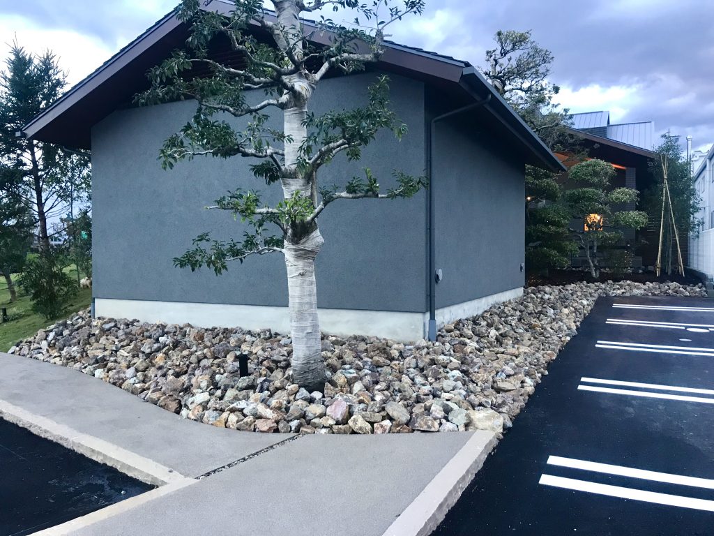 庭に使うロックガーデンの石、入手先【4選】とDIYポイント！