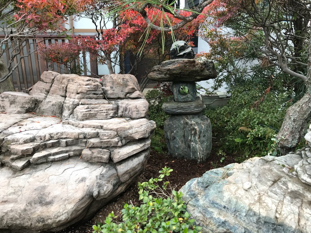 庭造りを始める方必見｜庭石の役割と種類をご紹介！ - 庭のリフォーム