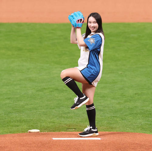 日本ハム】小祝さくら「頭が真っ白に」ワンバン始球式 エスコンお膝元