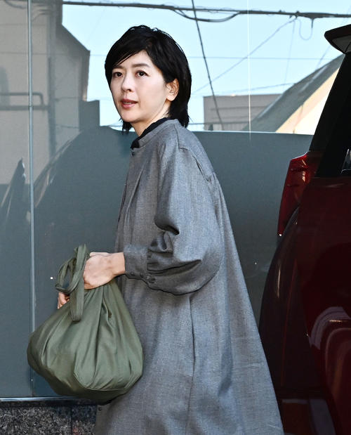 永遠のシャイニングスター」中山美穂さん告別式、喪主の妹・中山忍