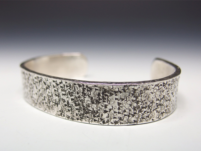 シルバーバングル岩石模様 極太 | 日伸貴金属の東京銀器日伸貴金属の